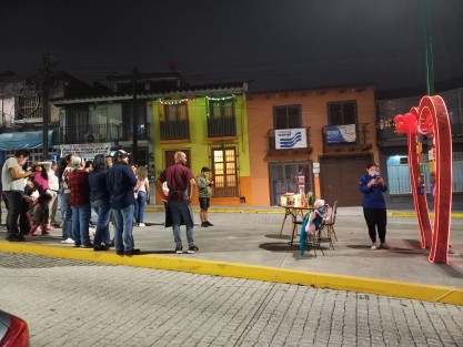 Comerciantes de la calle Santos Degollado decoraron la recién restaurada cuchilla de esa calle con Zamora, con un corazón iluminado, para invitar a los xalapeños a visitar la zona en estos días en que muchos celebran el amor.