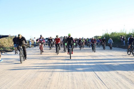 Este domingo se llevó a cabo la Gran Rodada Ciclista: Únete a rodar, en lo que será el nuevo libramiento de Coatepec. Participaron ciclistas y familias enteras, así como el Gobernador Cuitláhuac García Jiménez. 