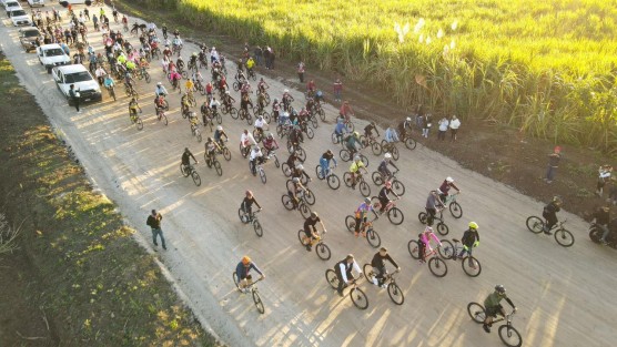 Este domingo se llevó a cabo la Gran Rodada Ciclista: Únete a rodar, en lo que será el nuevo libramiento de Coatepec. Participaron ciclistas y familias enteras, así como el Gobernador Cuitláhuac García Jiménez. 