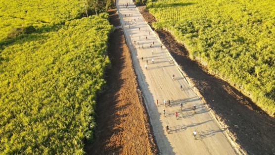 Este domingo se llevó a cabo la Gran Rodada Ciclista: Únete a rodar, en lo que será el nuevo libramiento de Coatepec. Participaron ciclistas y familias enteras, así como el Gobernador Cuitláhuac García Jiménez. 