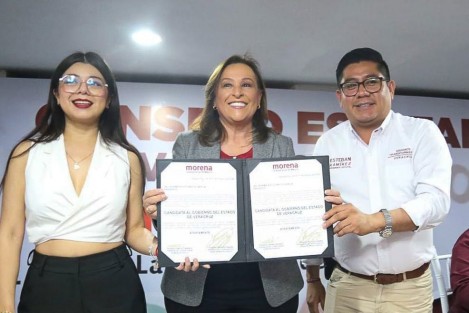 Durante la Primera Sesión Ordinaria del Consejo Estatal de Morena de 2024, la Ingeniera Rocío Nahle García, recibió la constancia que la acredita como Candidata de Morena al Gobierno del Estado de Veracruz.