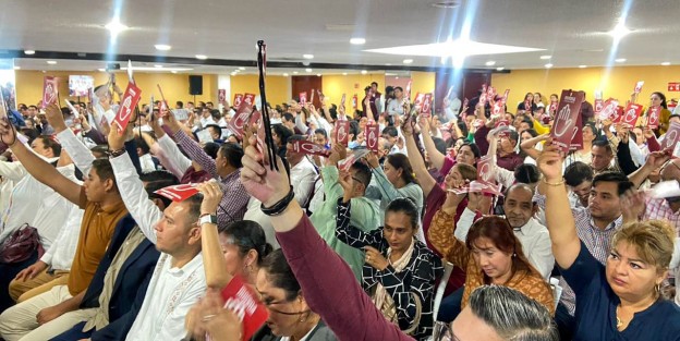 Durante la Primera Sesión Ordinaria del Consejo Estatal de Morena de 2024, la Ingeniera Rocío Nahle García, recibió la constancia que la acredita como Candidata de Morena al Gobierno del Estado de Veracruz.