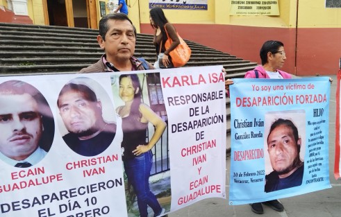 Onésimo González González, padre de Christian Iván González, desaparecido el 10 de febrero se manifestó en el centro de Xalapa para exigir que la Fiscalía General del Estado atienda su caso, pues ni siquiera tienen el lugar exacto de su desaparición.