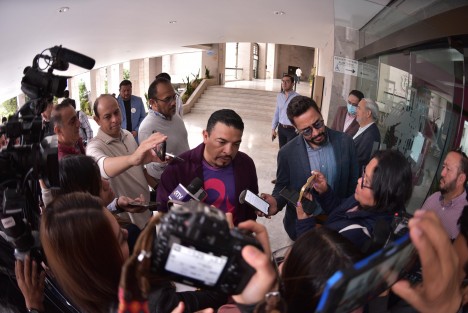  El diputado presidente de la Junta de Coordinación Política (JUCOPO), Juan Javier Gómez Cazarín, aseguró que hasta el momento ninguna alcaldesa o alcalde se ha acercado al Congreso del Estado para denunciar presencia del crimen organizado en sus municipios, y solo lo han hecho de forma mediática, por lo que piden que asistan para informar lo que ocurre en sus municipios.