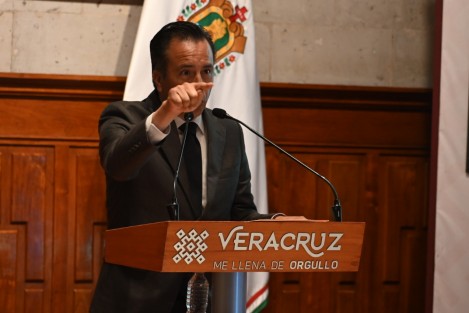 El gobernador Cuitláhuac García acusó que la ex jueza Angélica N, hoy precandidata de MC al Senado, intentó liberar a un narcotraficante, y ahora implementa una estrategia de victimizarse con la supuesta persecución política. 



