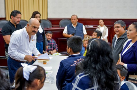 Para cumplir con la política municipal de atención directa a la población y resolver las problemáticas que permitan elevar la calidad de vida de la gente, este lunes el alcalde Ricardo Ahued encabezó una jornada más del programa Audiencias Ciudadanas. 