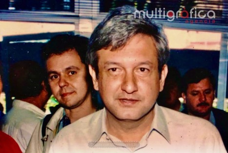El subsecretario de Desarrollo Democrático, Participación Social y Asuntos  Religiosos de la SEGOB, César  Yañez, dejó el cargo para sumarse a la campaña de Claudia  Sheinbaum.  Como muestra la imagen, Yáñez ha sido respaldo del actual Ejecutivo federal, desde años atrás. 