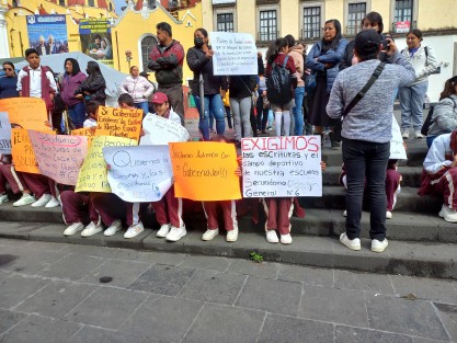 Padres de familia y alumnos de la Secundaria  General  no. 6, Jesús  Reyes  Heroles,  de la colonia. Progreso, se manifestaron en Plaza Lerdo para solicitar al gobernador se agilice el trámite de entrega de escrituras de su plantel.