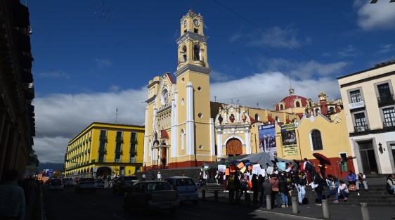 Estudiantes y padres de familia de la Escuela Secundaria General 6 Jesús Reyes Heroles, se manifestaron en la Plaza Lerdo para pedir la escrituración del plantel así como un campo deportivo, finalmente dialogaron con autoridades estatales para resolver su situación.
