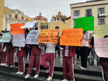Estudiantes y padres de familia de la Escuela Secundaria General 6 Jesús Reyes Heroles, se manifestaron en la Plaza Lerdo para pedir la escrituración del plantel así como un campo deportivo, finalmente dialogaron con autoridades estatales para resolver su situación.