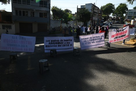 Padres de familia de los alumnos de la escuela CBTIS 13 volvieron a bloquear las avenidas Miguel Alemán y Villahermosa  ante la nula respuesta de las autoridades estatales y Federales. Información e imagen: 