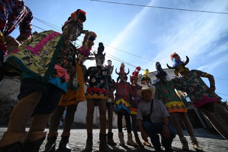  Habitantes de la comunidad Alto Tiodiego, salieron a los calles, como cada año, a festejar su último día de carnaval ataviados con sus trajes tradicionales de gran colorido, máscaras de toro, sus penachos y la tradicional música de sones y por la tarde banda.
