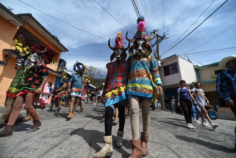Mientras en otros carnavales se hace uso de elementos extraños, como los carros alegóricos, aquí el carnaval es música y baile, como les enseñaron sus abuelos.