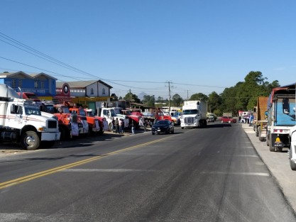 Camioneros integrantes de AMOTAC se manifestaron para exigir seguridad en carreteras. Se congregaron en el bulevar Xalapa-Banderilla y en Las Trancas, lo que complicó por momentos el tránsito.