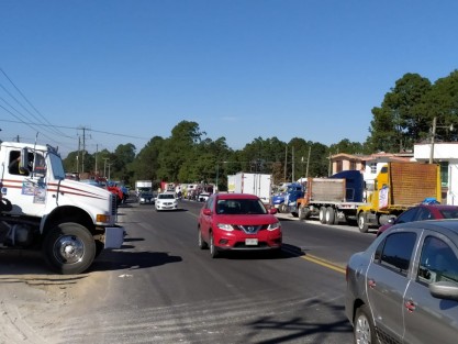 Camioneros integrantes de AMOTAC se manifestaron para exigir seguridad en carreteras. Se congregaron en el bulevar Xalapa-Banderilla y en Las Trancas, lo que complicó por momentos el tránsito.