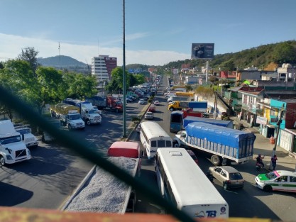 Camioneros integrantes de AMOTAC se manifestaron para exigir seguridad en carreteras. Se congregaron en el bulevar Xalapa-Banderilla y en Las Trancas, lo que complicó por momentos el tránsito.