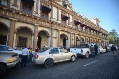 Habitantes de Soledad Atzompa bloquearon con sus vehículos la calle Enríquez. Reclaman que no tienen ginecólogos ni médicos y critican que el hospital de la zona es un elefante blanco.