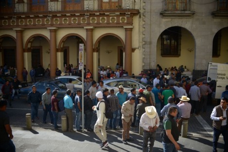 Habitantes de Soledad Atzompa bloquearon con sus vehículos la calle Enríquez. Reclaman que no tienen ginecólogos ni médicos y critican que el hospital de la zona es un elefante blanco.