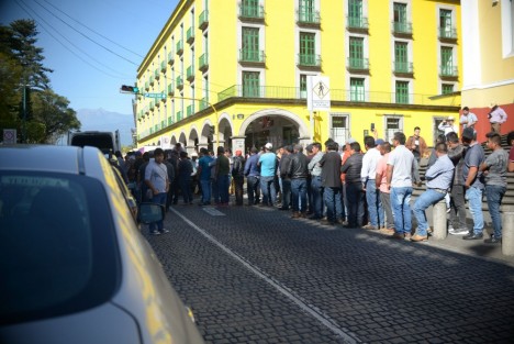 Habitantes de Soledad Atzompa bloquearon con sus vehículos la calle Enríquez. Reclaman que no tienen ginecólogos ni médicos y critican que el hospital de la zona es un elefante blanco.