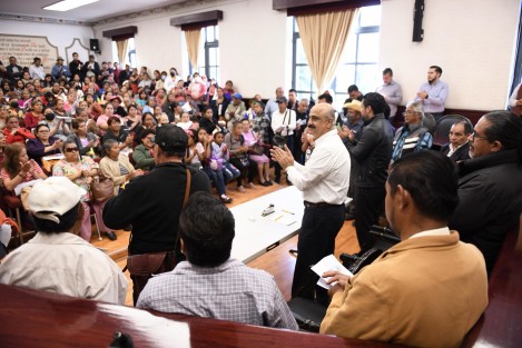 Este Ayuntamiento tiene las puertas abiertas para todos los ciudadanos, porque esa es la única manera de conocer las necesidades de la gente, buscar la forma de resolverlas y elevar la calidad de vida, afirmó el presidente municipal Ricardo Ahued Bardahuil, durante una jornada de atención ciudadana realizada en la Sala de Cabildo.