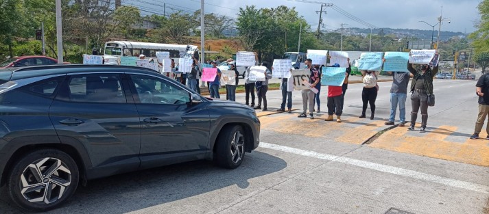 Estudiantes del Instituto Tecnológico Superior de Xalapa bloquearon por algunas horas la avenida Arco Sur frente a Plaza Patio, exigiendo atención a problemas en su plantel. Piden destitución del director por falta de mantenimiento. 