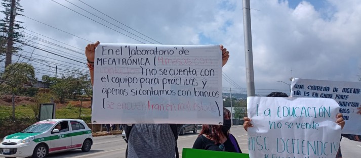 Estudiantes del Instituto Tecnológico Superior de Xalapa bloquearon por algunas horas la avenida Arco Sur frente a Plaza Patio, exigiendo atención a problemas en su plantel. Piden destitución del director por falta de mantenimiento. 