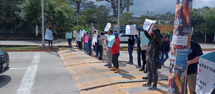 Estudiantes del Instituto Tecnológico Superior de Xalapa bloquearon por algunas horas la avenida Arco Sur frente a Plaza Patio, exigiendo atención a problemas en su plantel. Piden destitución del director por falta de mantenimiento. 