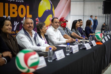 Al acto inaugural asistieron: el director de Cultura Física, Bertoldo Reyes Campuzano; la presidenta de la Liga Municipal de Cachibol Xalapa, Generosa Montiel Palacios; la jefa del Departamento de Actividades Recreativas, Sicay Hernández Arroyo, así como funcionariado municipal y estatal.