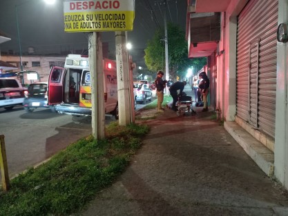 Elementos de la SSP y paramédicos atendieron y trasladaron a un hospital a un joven que presentaba repetidas convulsiones en la avenida 20 de Noviembre, a la altura de la Quinta de las Rosas. 