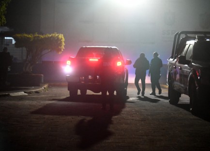 Luego de casi 6 horas de audiencia, Jorge N salió a las 11:24 horas de este viernes, de la sala de juicios orales de Pacho Viejo para ser trasladado abordo de una camioneta, al Centro de Readaptación Social adjunto, en el que permanecerá hasta la continuación de la audiencia inicial. 