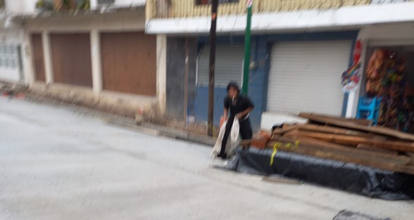 En días no hábiles, algunas personas aprovechan para saquear lo que puedan de obras urbanas, tal como se vio este sábado en la calle Independencia, donde un hombre costal en mano se retiró tranquilo luego de sustraer objetos metálicos resguardados bajo unas vigas. 