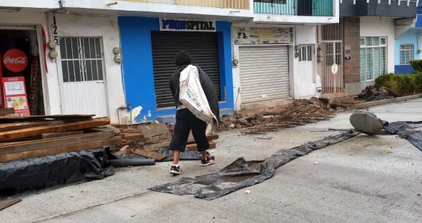 En días no hábiles, algunas personas aprovechan para saquear lo que puedan de obras urbanas, tal como se vio este sábado en la calle Independencia, donde un hombre costal en mano se retiró tranquilo luego de sustraer objetos metálicos resguardados bajo unas vigas. 