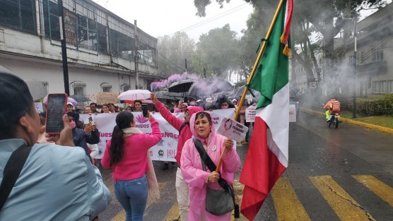 Cientos de personas se dieron cita en el Teatro del Estado para participar en la Marcha por nuestra democracia, con dirección a Plaza Lerdo.