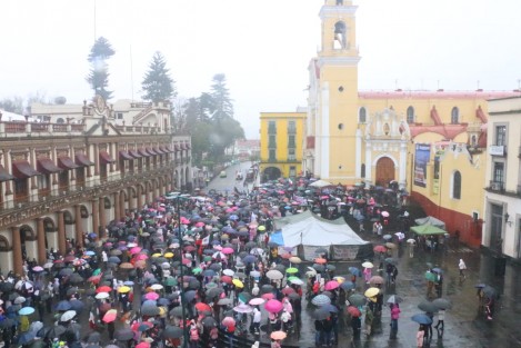 Cientos de personas se dieron cita en el Teatro del Estado para participar en la Marcha por nuestra democracia, con dirección a Plaza Lerdo.