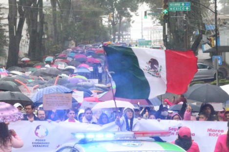 Cientos de personas se dieron cita en el Teatro del Estado para participar en la Marcha por nuestra democracia, con dirección a Plaza Lerdo.