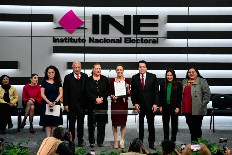 Claudia Sheinbaum Pardo se registró este domingo ante el INE como candidata presidencial de la coalición Seguimos Haciendo Historia, acompañada por líderes de Morena, PT y PVEM. 