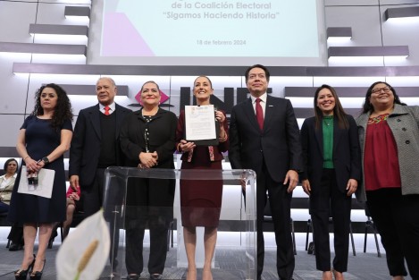El día de hoy Claudia Sheinbaum presentó su solicitud como candidata a la Presidencia de la República por la coalición Sigamos Haciendo Historia. Fue recibida por las consejerías del Instituto, encabezadas por Guadalupe Taddei Zavala, Consejera Presidenta del INE.