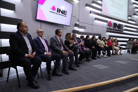 El día de hoy Claudia Sheinbaum presentó su solicitud como candidata a la Presidencia de la República por la coalición Sigamos Haciendo Historia. Fue recibida por las consejerías del Instituto, encabezadas por Guadalupe Taddei Zavala, Consejera Presidenta del INE.