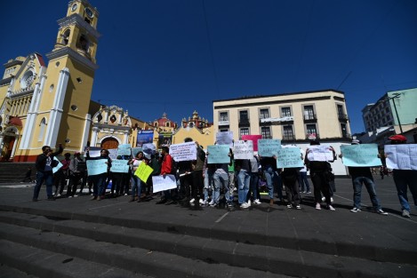 Pese a que las actividades se retomaron este lunes en el ITSX, tras la liberación de instalaciones, alumnos se manifestaron en Plaza Lerdo denunciando las malas condiciones del plantel y para exigir que el Director sea destituido. 