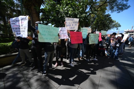 Pese a que las actividades se retomaron este lunes en el ITSX, tras la liberación de instalaciones, alumnos se manifestaron en Plaza Lerdo denunciando las malas condiciones del plantel y para exigir que el Director sea destituido. 