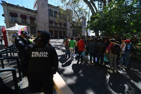 Pese a que las actividades se retomaron este lunes en el ITSX, tras la liberación de instalaciones, alumnos se manifestaron en Plaza Lerdo denunciando las malas condiciones del plantel y para exigir que el Director sea destituido. 