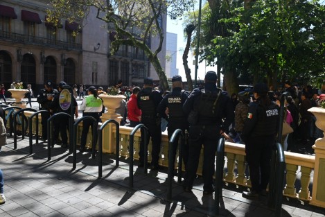 Durante la protesta, policías, transitos e informadores superaban por mucho en número a los quejosos.