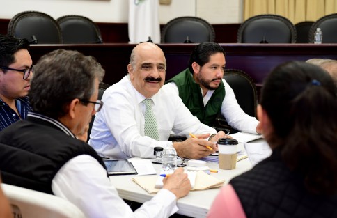  Recuperación de áreas verdes, apoyos sociales, la rehabilitación de vialidades y la realización de obras de pavimentación en la periferia de Xalapa, fueron algunas de las peticiones que recibió este lunes el presidente municipal Ricardo Ahued Bardahuil, en una jornada más del programa Audiencias Ciudadanas.

