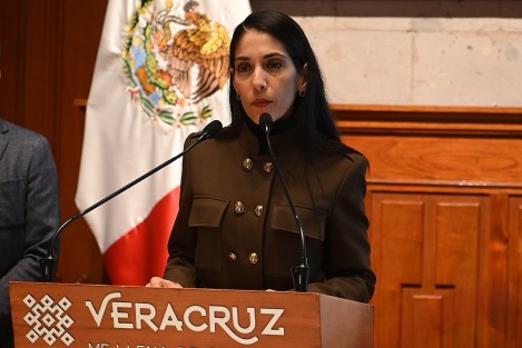 La titular de la Fiscalía General del Estado, Verónica Hernández Giadáns, rechazó que haya habido una violación al debido proceso del ex fiscal Jorge N, al momento de ser trasladado recientemente al penal de Pacho Viejo. Recordó que el nuevo delito imputado en contra del fiscal es el de tortura, por el cual se dictaminó la prisión preventiva justificada en dicho penal. 