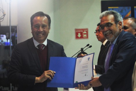 Entre los reconocidos estuvo el Gobernador Cuitláhuac García Jiménez como parte del equipo que inventó el Tribómetro Electrohidráulico.