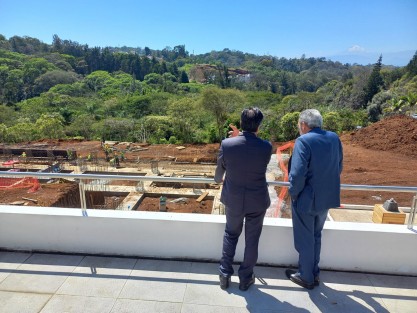 Aprovechando su visita al Campus para la Cultura, las Artes y el Deporte de la UV, el gobernador Cuitláhuac García Jiménez le echó un vistazo al avance de la construcción del Teatro Universitario. 