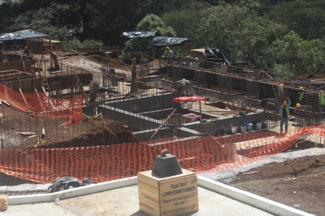 Aprovechando su visita al Campus para la Cultura, las Artes y el Deporte de la UV, el gobernador Cuitláhuac García Jiménez le echó un vistazo al avance de la construcción del Teatro Universitario. 