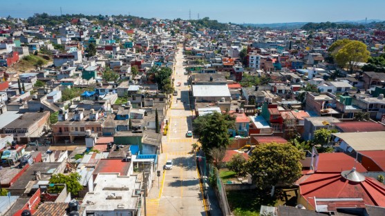 Entrega Ricardo Ahued más obras de pavimentación en la periferia de Xalapa