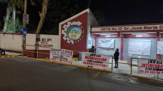 Ante el incumplimiento de acuerdos por parte de la directora del  CBTIS 13 en Xalapa, ante la DGETI, de realizar una asamblea extraordinaria para abordar la transparencia del uso de las cuotas escolares, padres de familia tomaron las instalaciones del plantel. 
