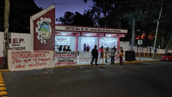 Ante el incumplimiento de acuerdos por parte de la directora del  CBTIS 13 en Xalapa, ante la DGETI, de realizar una asamblea extraordinaria para abordar la transparencia del uso de las cuotas escolares, padres de familia tomaron las instalaciones del plantel. 